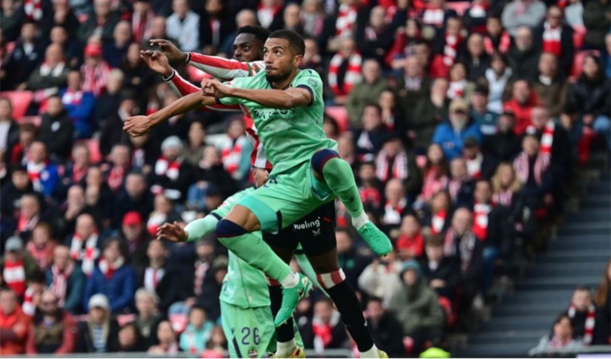 Toljan pugnando un balón en el aire con Iñaki Williams