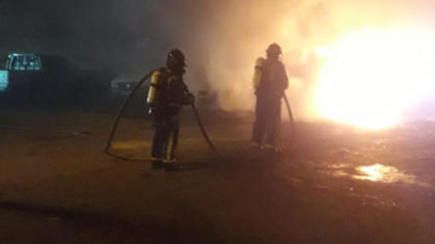 Fuego sofocado por bomberos del Consorcio del parque de Las Chafiras en un aparcamiento de Las Galletas.