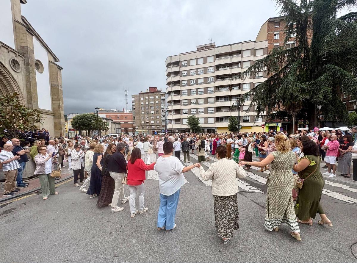 El inicio de la danza prima, al acabar la eucaristía.