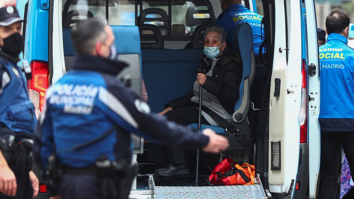 Una anciana es atendida en los alrededores del edificio que ha explotado en Madrid