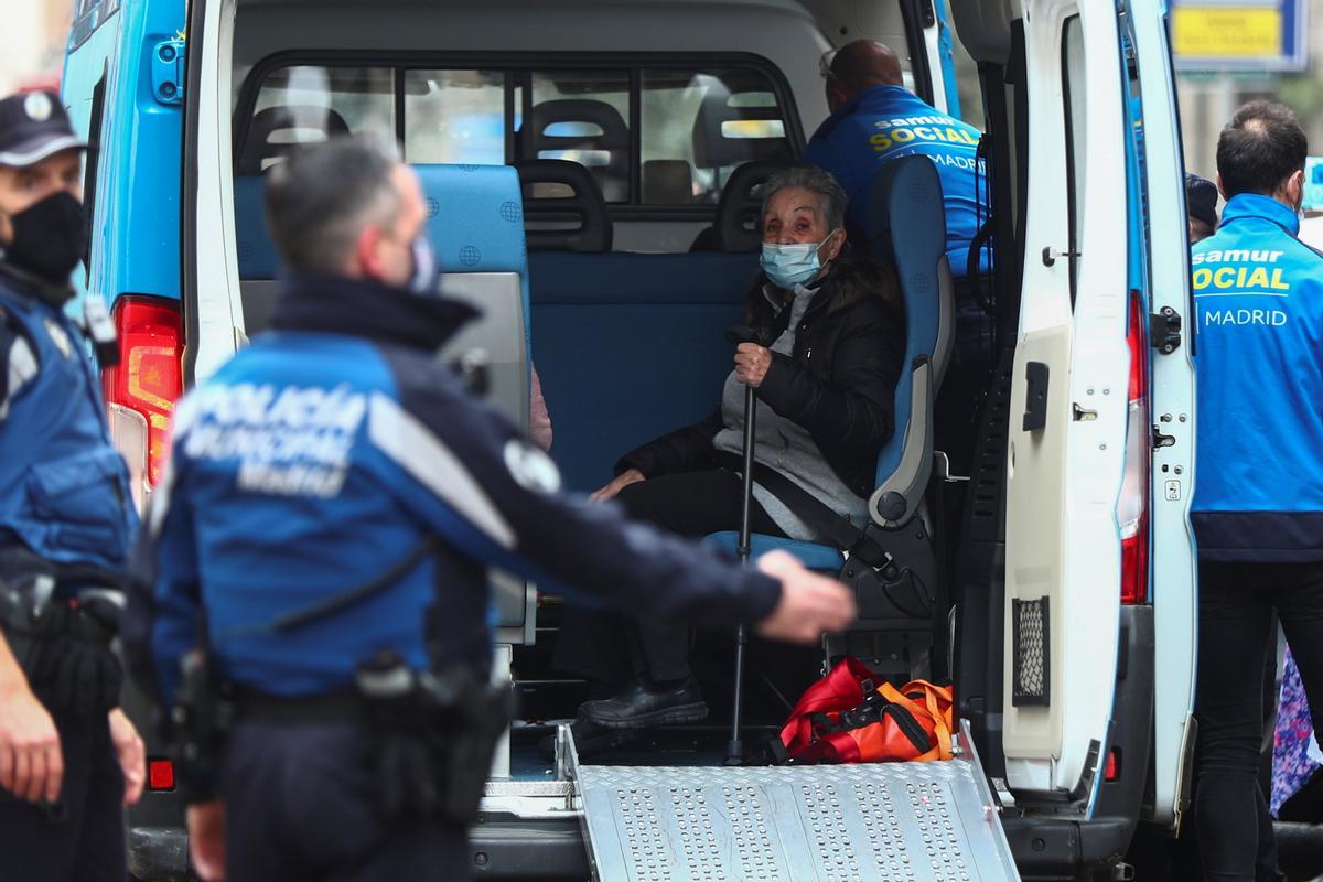 Una anciana es atendida en los alrededores del edificio que ha explotado en Madrid