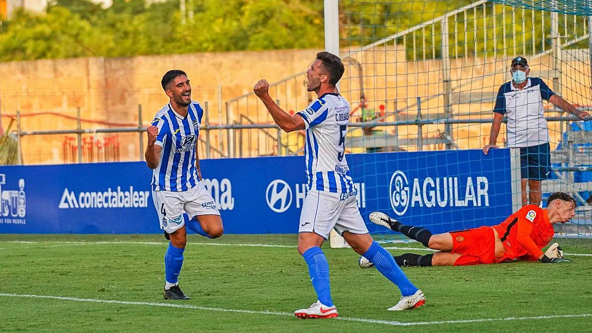 Olaortua y Carlos Delgado celebran el segundo tanto logrado ante el filial mallorquinista.