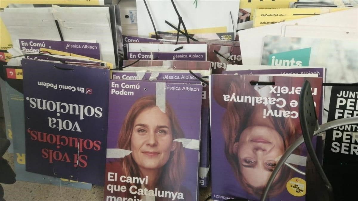 Carteles electorales de diferentes partidos retirados por el Ayuntamiento de Barcelona