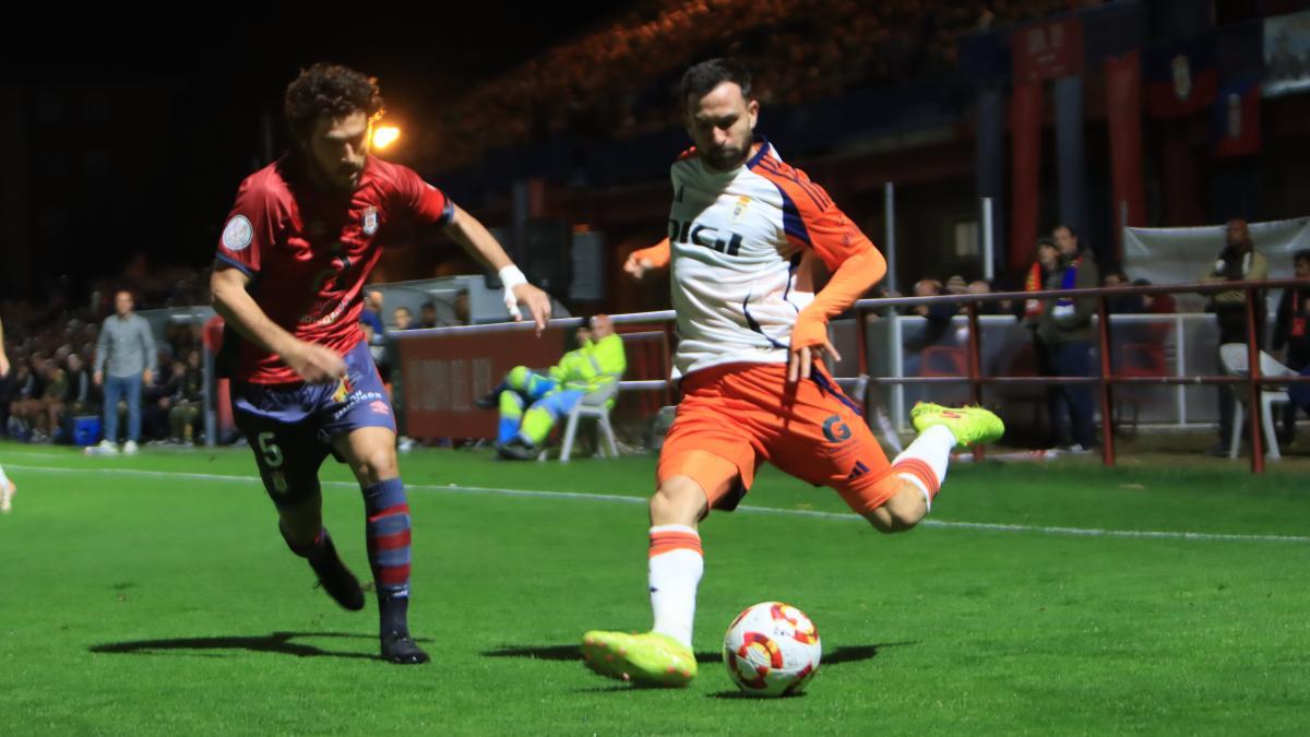 Un momento del partido entre el Real Ávila y el Real Oviedo.
