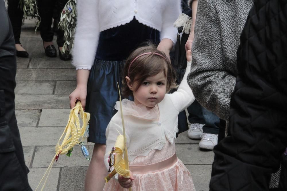 La procesión de "La Borriquilla" abre la Semana Santa en Cangas. // S. Álvarez