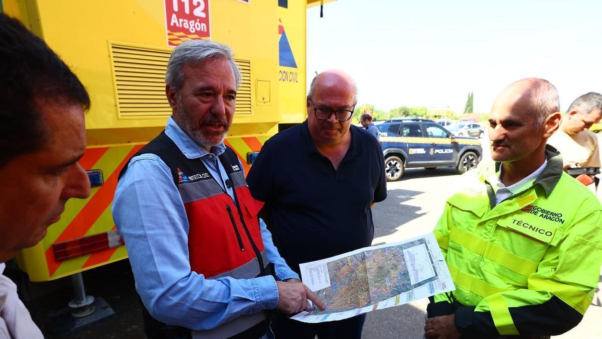 El presidente del Gobierno de Aragón, Jorge Azcón, en el Puesto de Mando Avanzado (PMA) instalado en Farasdués por el incendio de las Cinco Villas.
