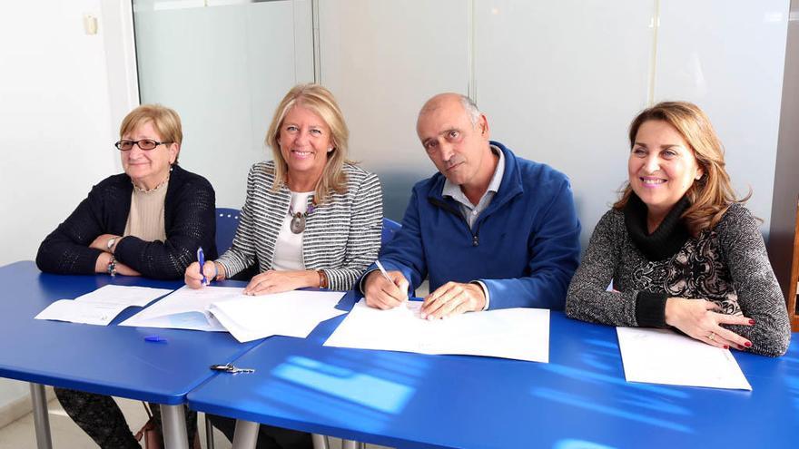 La alcaldesa, Ángeles Muñoz, firma el contrato de arrendamiento.
