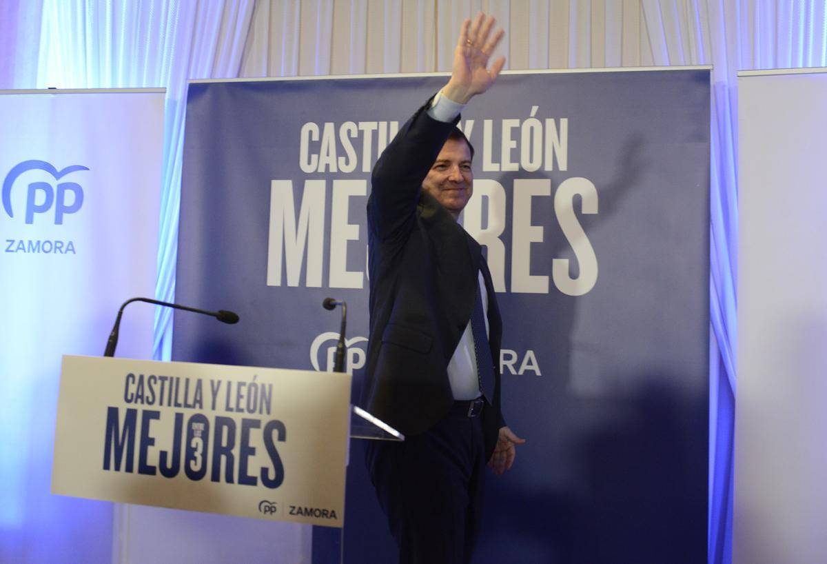 Alfonso Fernández Mañueco saludando a su llegado al acto en Benavente.