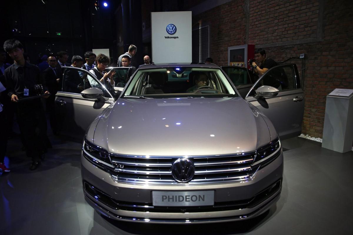 HONG03. Beijing (China), 24/04/2016.- The Volkswagen Phideon is on display during the Volkswagen media night ahead the Auto China 2016 motor show in Beijing, China, 24 April 2016. Volkswagen releases its new Magotan, Phideon, Prosche 718 Cayman, Skoda VisionS concept car, Bently Mulsanne and Volkswagen BUDD-e concept car at this event. The 14th Beijing International Automotive Exhibition also know as Auto China 2016 motor show will be held during the 25 April to 04 May 2016. EFE/EPA/WU HONG