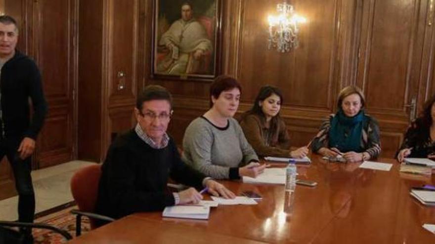 Por la izquierda, Yolanda Suárez y Xune Elipe (Somos), Alejandro Cueli (IU), Carmen Soberón (Ciudadanos), Raquel Ruiz (concejala de Hacienda), Mariví Monteserín, una técnica municipal, Carlos Rodríguez de la Torre y Franciso Zarracina (PP).