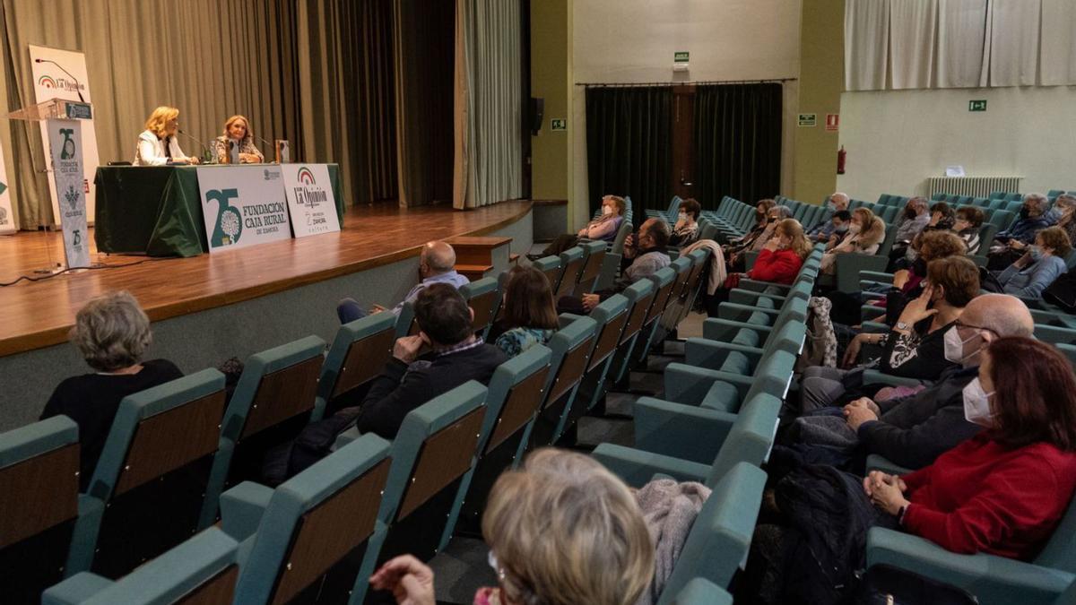 Público asistente al foro del periódico con la periodista Nieves Herrero, en el Colegio Universitario. | J. L. Fernández