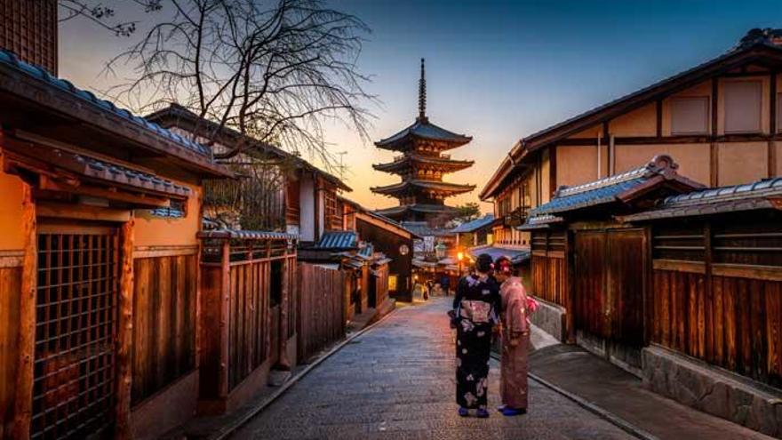 Dos mujeres en una calle de Kioto.