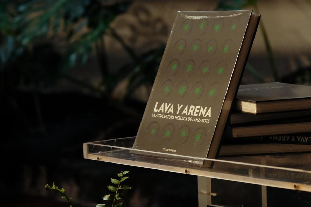 Ejemplares del libro ‘Lava y Arena. La Agricultura heroica de Lanzarote’.
