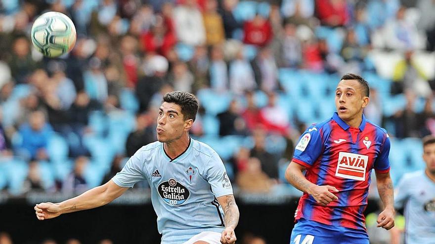 Lucas Olaza, con el Celta y Orellana, con el Eibar, en un partido en Balaídos.  // RICARDO GROBAS