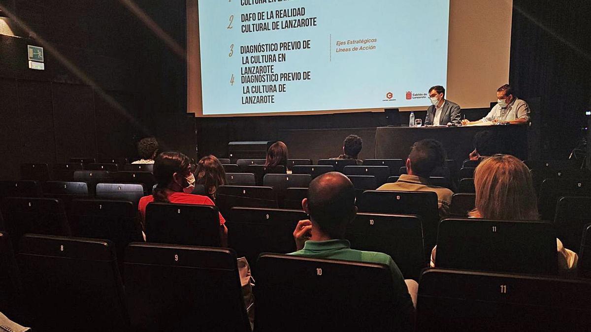 Presentación del avance del borrador de la Estrategia Cultural Lanzarote 2030 en El Almácén. | | LP/DLP