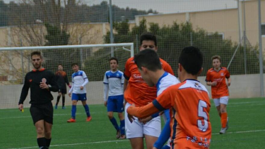 Un padre intenta agredir al árbitro tras expulsar a su hijo en un partido en la Vall