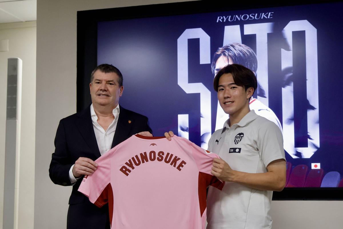 Valencia. Presentación de Ryunosuke Sato como nuevo jugador del Valencia CF a las 13:00 horas en la Sala 1923 del Camp de Mestalla. VLC SPD