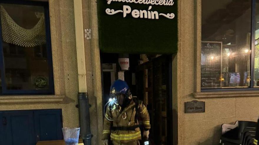 Trasladado al hospital el dueño de un restaurante de Ribeira tras incendiarse la freidora