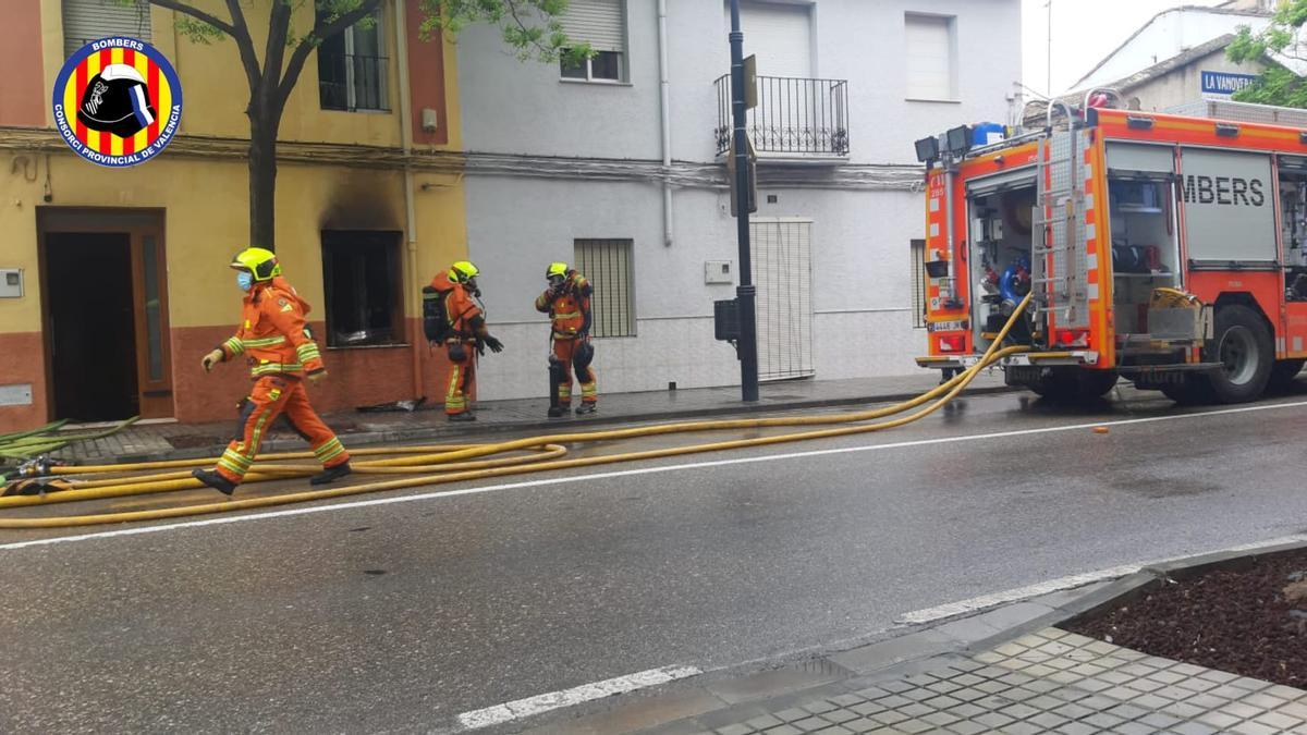 Un incendio en una vivienda de Ontinyent obliga a desalojar tres plantas bajas