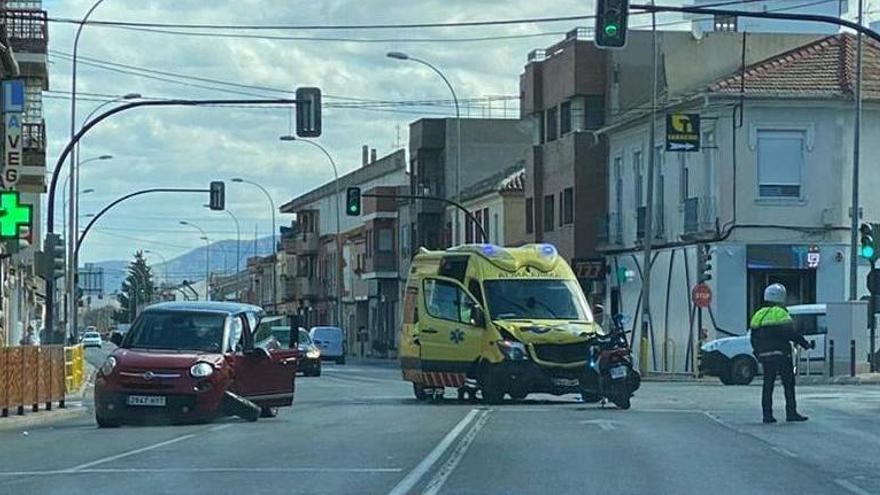 El turismo y la ambulancia, tras el choque.