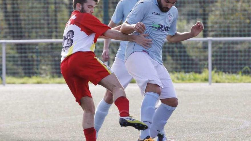 Un jugador del Alertanavia presiona a un rival durante el partido de ayer. // José Lores