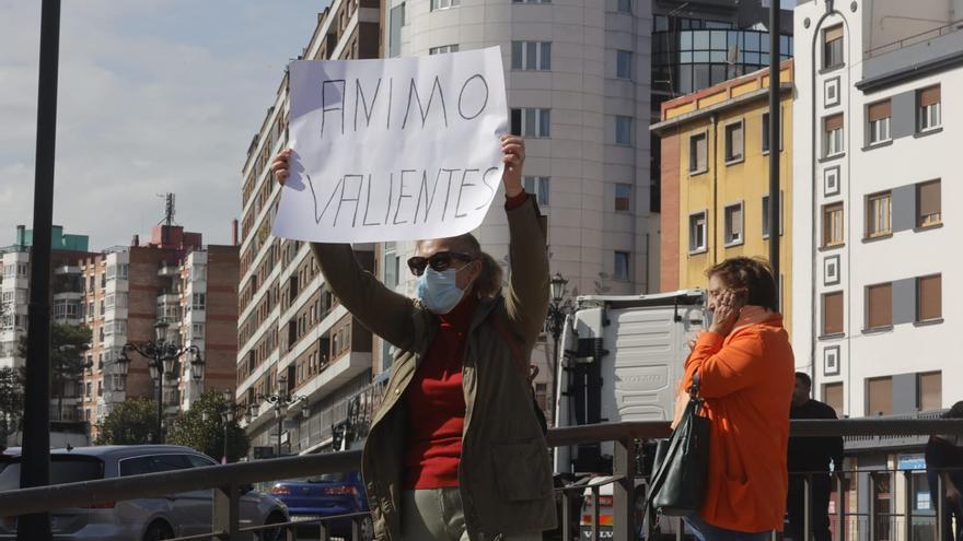 VÍDEO: Aplausos y caceroladas para apoyar a los camioneros que tomaron las calles de Oviedo para protestar