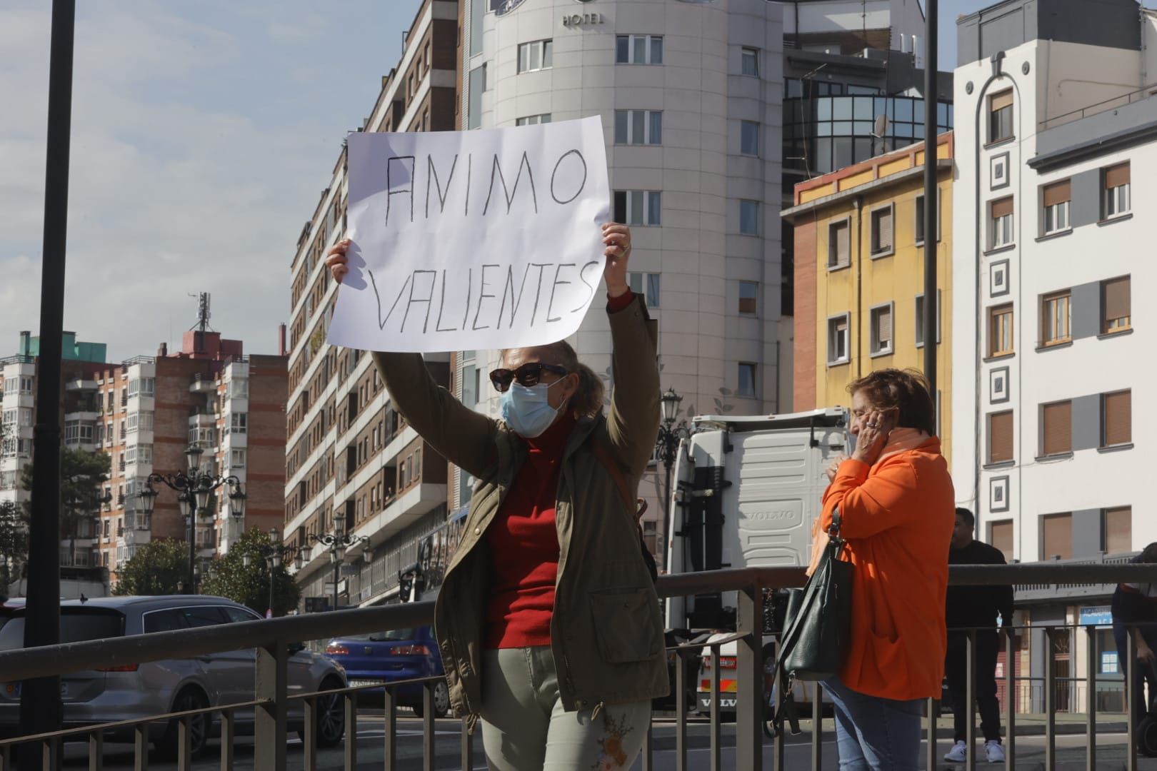 EN IMÁGENES: Los transportistas inundan las calles de Oviedo de camiones para visibilizar su protesta