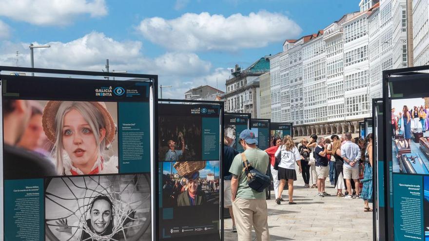 La exposición 'A Galicia inédita' reúne 92 fotografías y textos periodísticos en la Marina de A Coruña