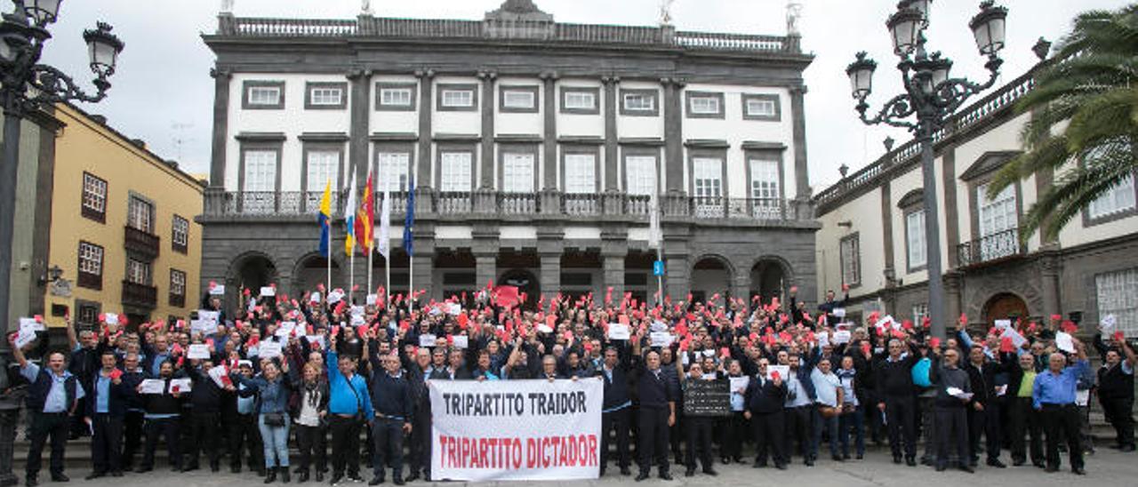 Taxistas concentrados en contra de la imposición de los dos días libres.