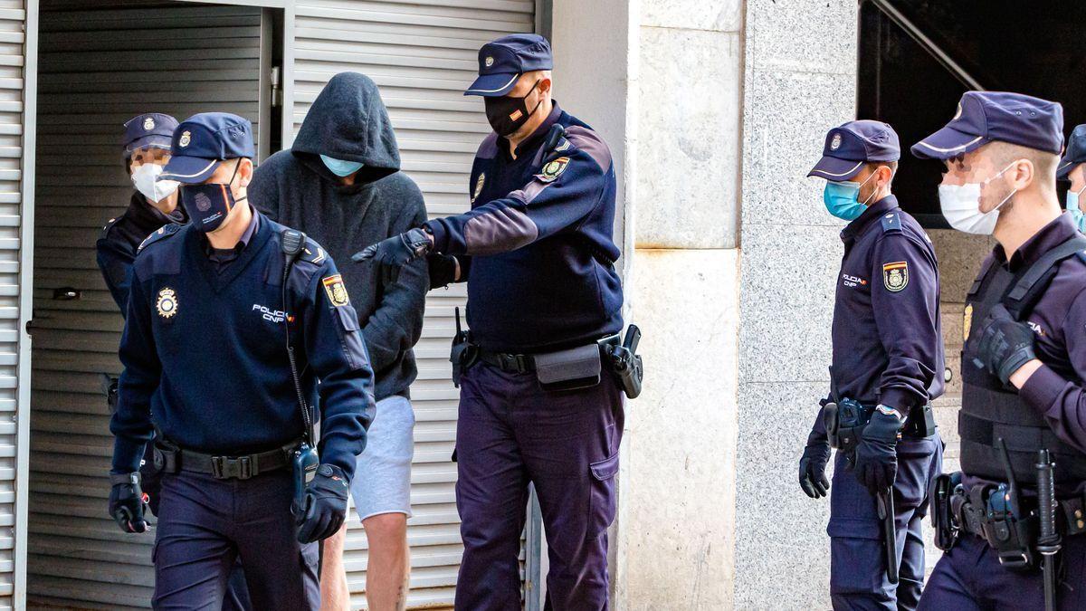 La Policía de Benidorm con uno de los detenidos por la trama rusa de blanqueo.