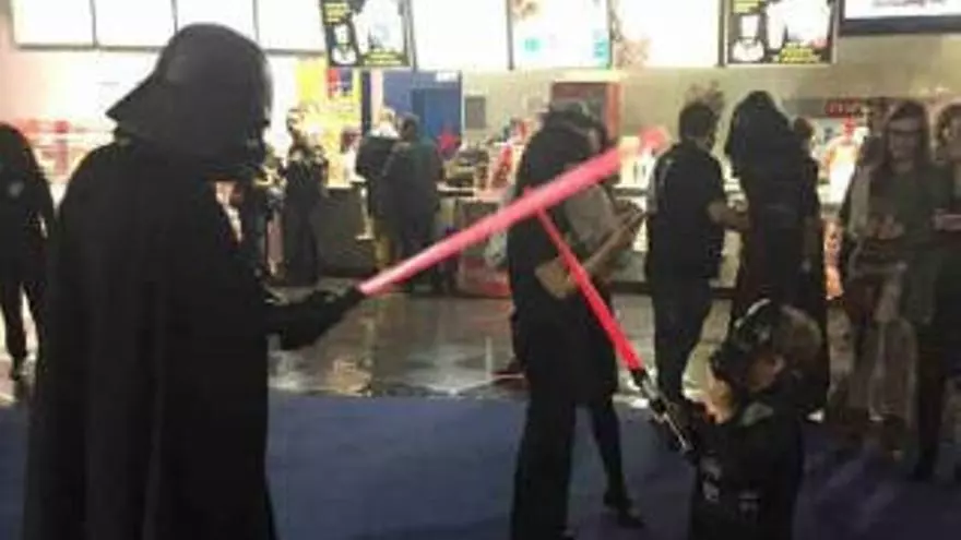 Numerosos aficionados de todas las edades acuden a los cines asturianos con disfraces de la saga