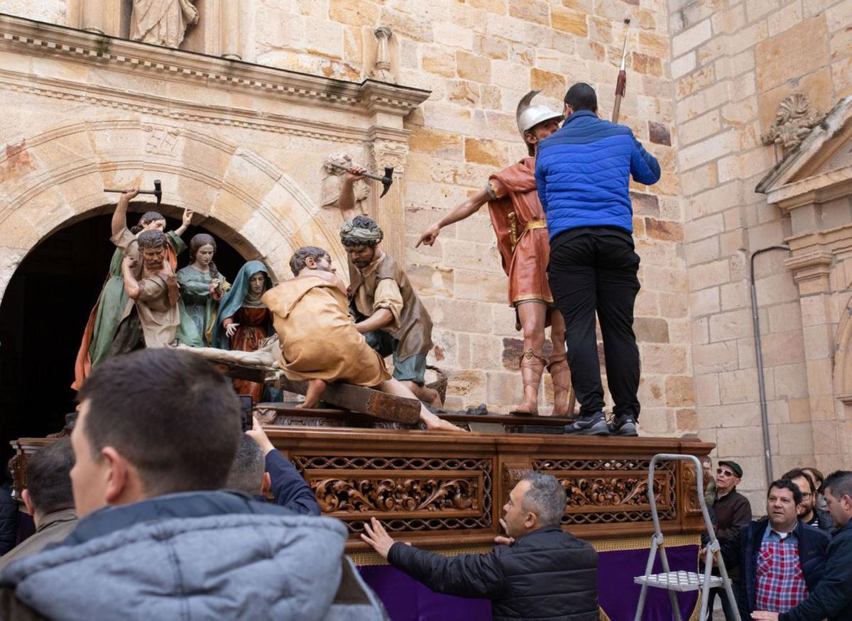 Salida de Crucifixión hacia la carpa el pasado año. | A. B. (ARCHIVO)