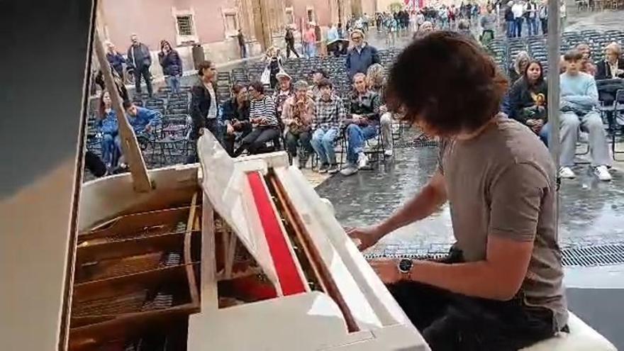 'Pianos en la calle' resiste pese a la lluvia