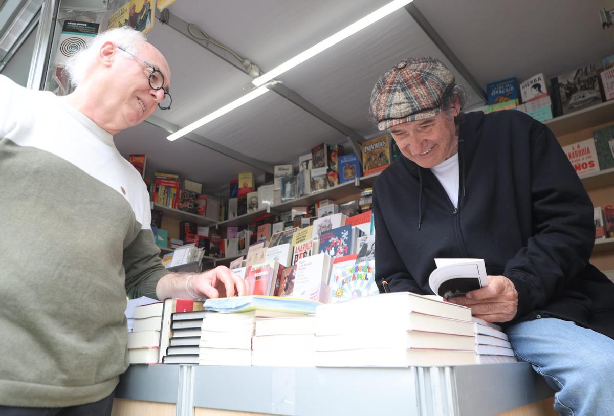 La Fira del Llibre desafía al mal tiempo y celebra un sábado de máxima afluencia La Fira del Llibre desafía al mal tiempo y celebra un sábado de máxima afluencia
