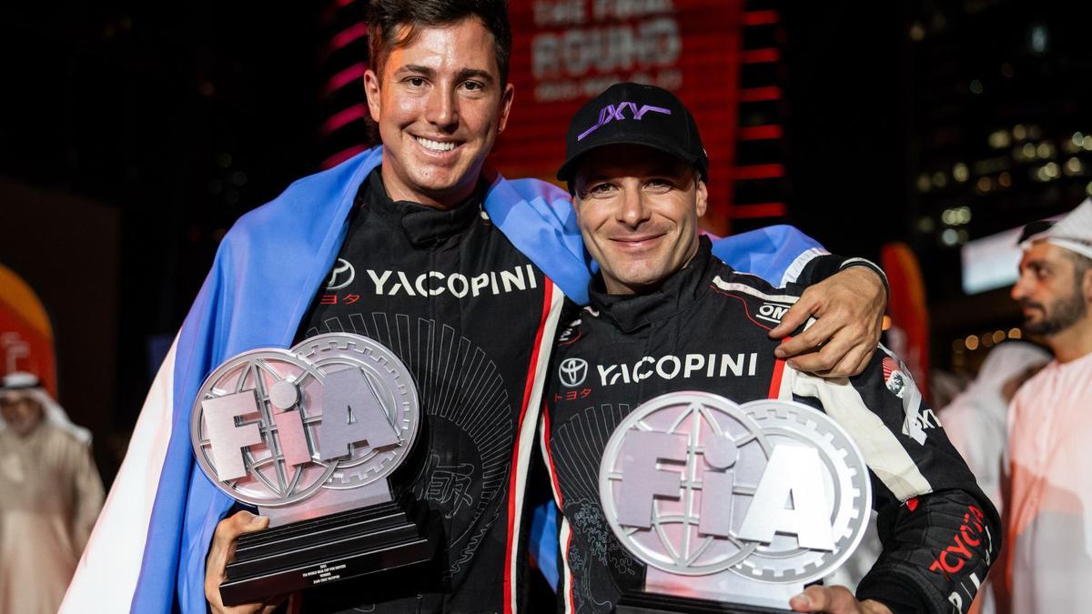 Dani Oliveras i Juan Cruz amb el trofeu del Mundial de Bajas