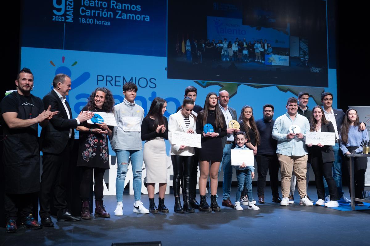 A la derecha del grupo, los alumnos zamoranos durante la entrega de los Premios Talento.