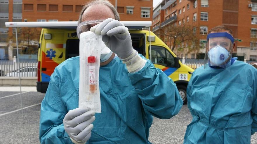 Un médico enseña una muestra recogida en uno de los puntos de Málaga donde se pueden realizar los test rápidos de detección del coronavirus.
