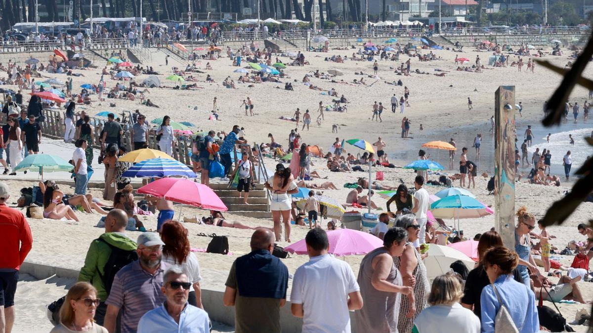 Bañistas en la playa de Samil, en Vigo, en un día de primavera con buen tiempo