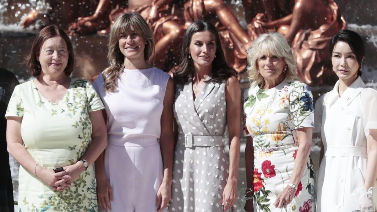 La excursión de la reina Letizia con las primeras damas de la OTAN a La Granja: moda española y lunares 'Pretty Woman'