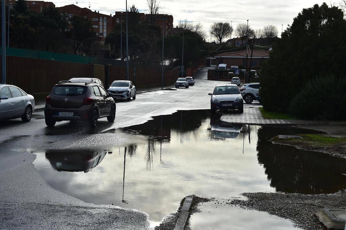 Acceso a Aspace en Plasencia, este miércoles, tras el paso de la borrasca.