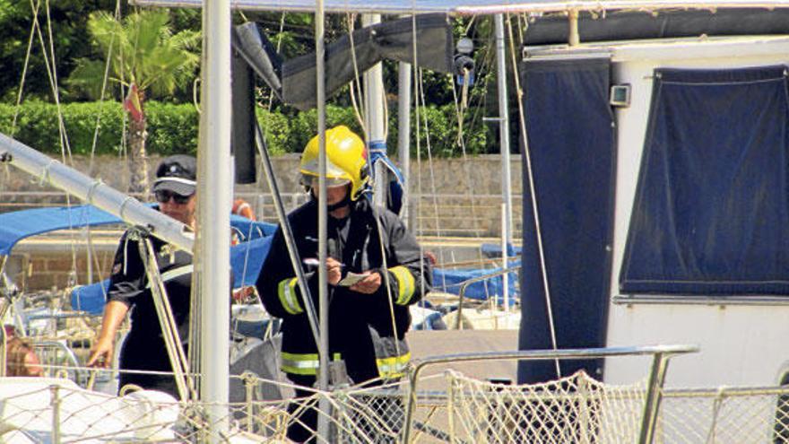 Rescatan a ocho tripulantes de una lancha que se hundió al arder en Illetes