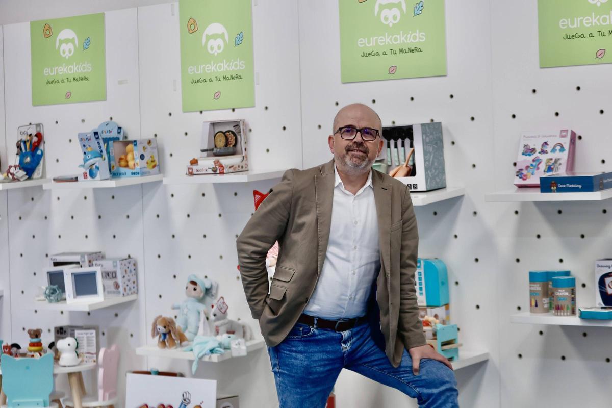 Ignacio Gaspar, director general de Toy Planet, en la sede central de la empresa en Paterna.