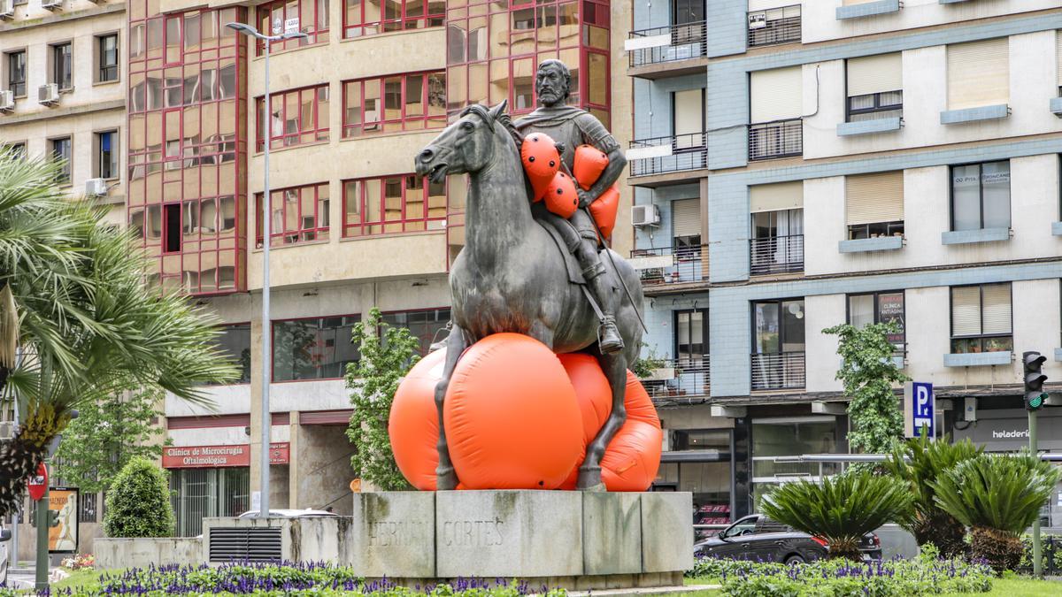 Intervención de Ampparito en la escultura de Hernán Cortés que sorprendió a los cacereños esta semana.