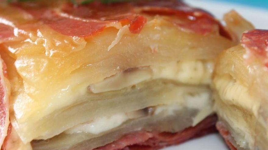 Aprende a hacer estas milhojas de patata, setas y jamón del Alto Palancia