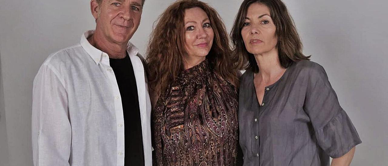 Los actores que protagonizarán el film, Juanjo Artero y Susana Bécquer, con la autora (centro).   | // CEDIDA