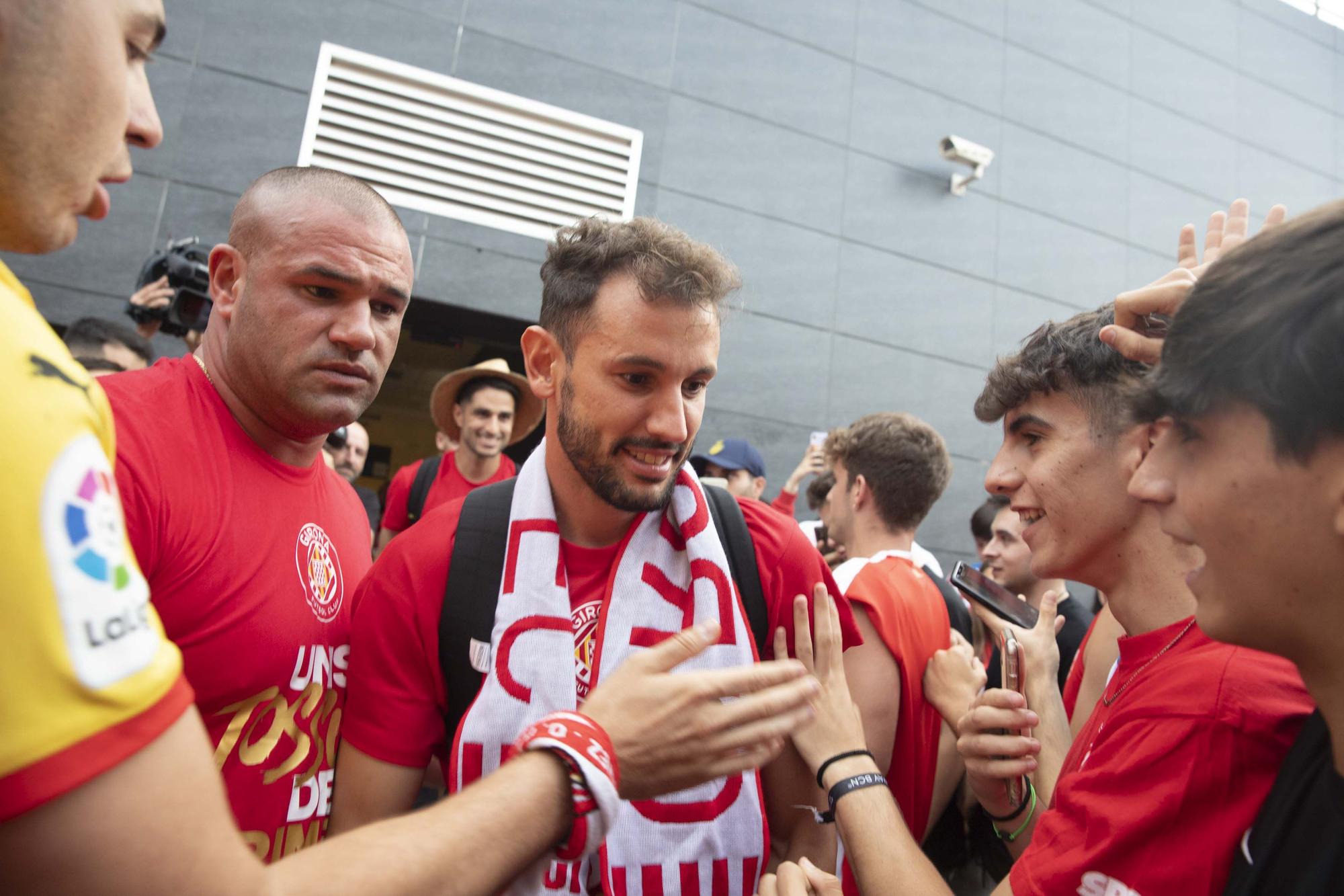 Els aficionats reben al Girona a l'aeroport