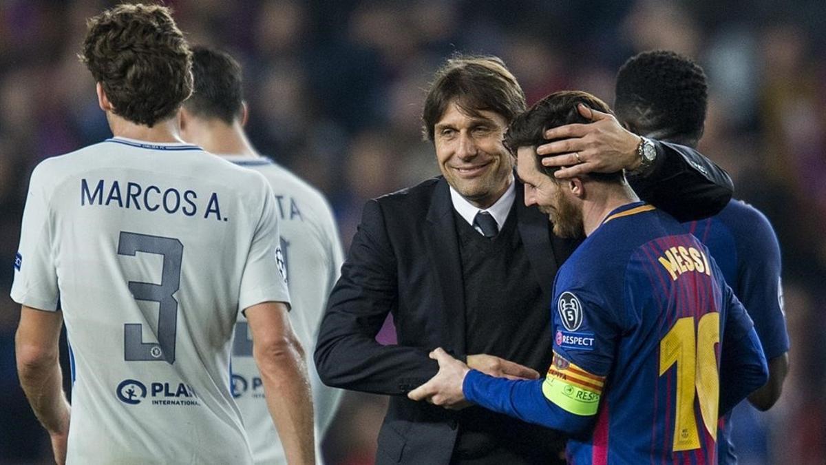 Conte abraza a Messi al acabar el duelo del Camp Nou.