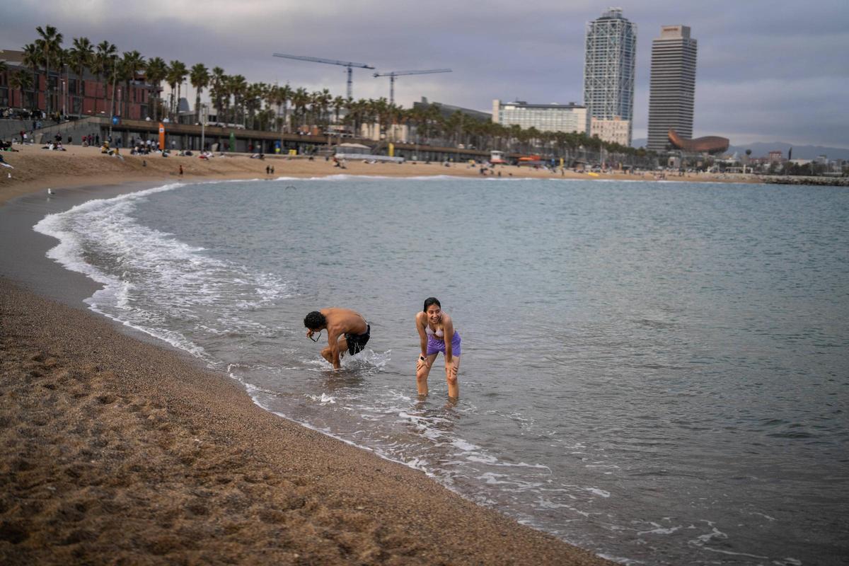 La primavera da inicio a la temporada de baño en las 10 playas de Barcelona, con restricciones por la sequía