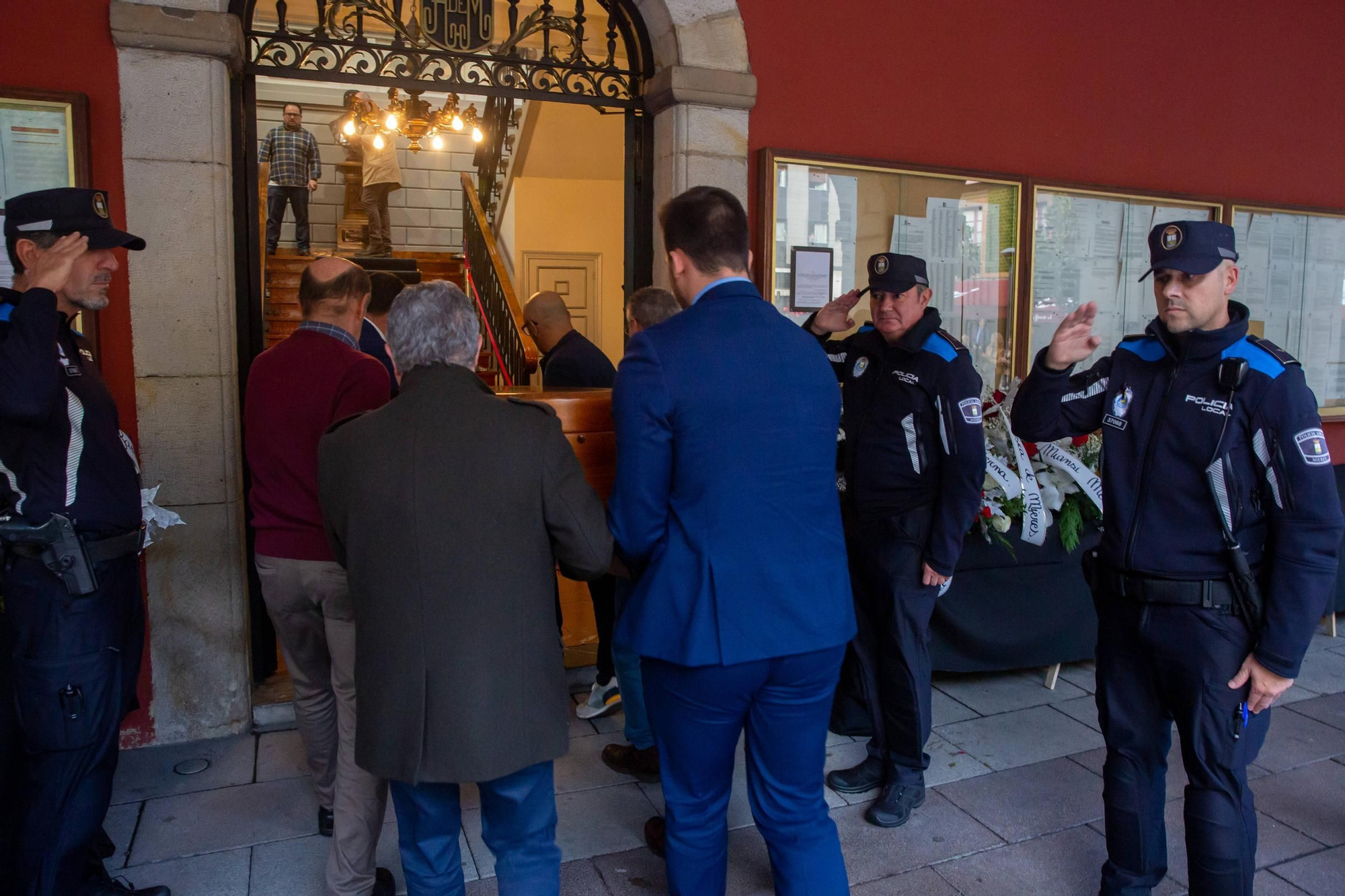 La capilla ardiente de Aníbal Vázquez en el Ayuntamiento de Mieres