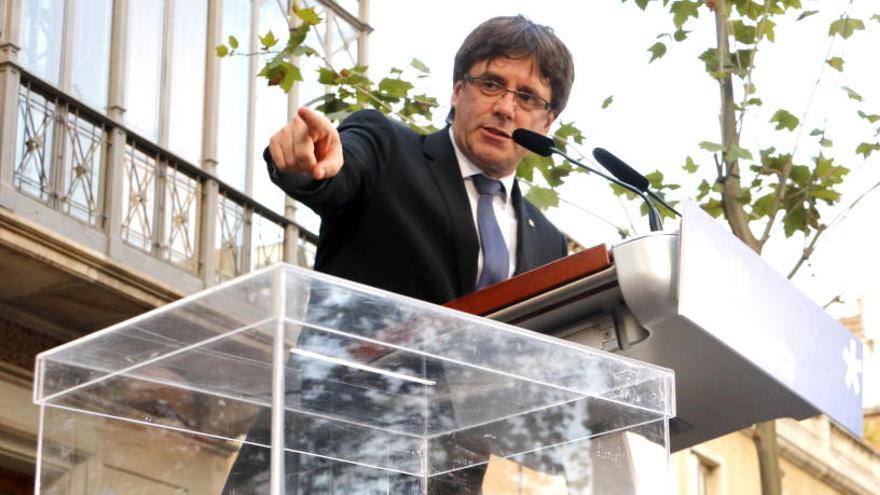 Puigdemont amb una urna al costat en un acte del PDeCAT